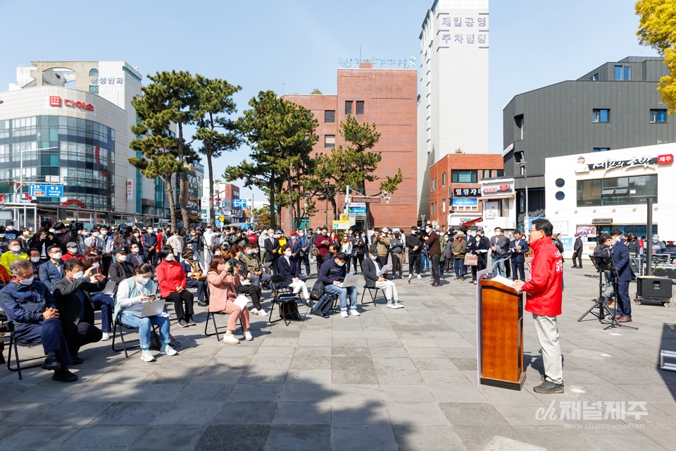 허향진 예비후보는 5일 오전10시 제주시 동문시장 앞 탐라문화광장에서 기자회견을 갖고 제주특별자치도지사 츨마를 선언했다.