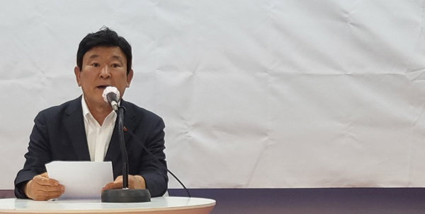 김광수 교육감 예비후보가 6일 오후 1시 제주도의회 도민카페에서 기자회견을 갖고 있다.
