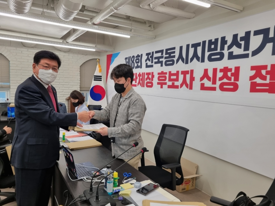 허향진 제주특별자치도지사 예비후보(사진왼쪽)