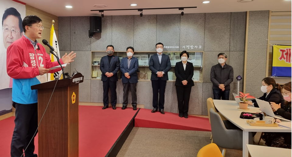국민의힘 전 제주도당 위원장인 장성철 제주도지사 예비후보가 7일 오후 2시 제주도의회 도민카페에서 지지자들이 참석한 가운데 출마 기자회견을 열고 “저는 도민주거안정을 핵심프로젝트로 추진하겠다. 장성철도정은 '주거안정도정'이라는 평가를 받을 수 있을 정도로 하겠다