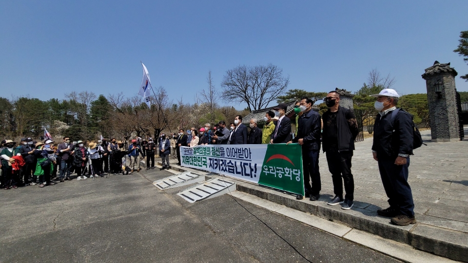 조 대표는 “전문 훈련도 받지 않고 변변한 무기조차 가지지 않은 일반 민초들이 오직 조국을 지킨다는 신념하에 마지막 순간까지 왜군에 맞서 싸우다 단 한명의 생존자도 없이 모두 전사한 칠백 의병의 호국정신은 대선 참패의 우리들에게 큰 가르침과 역사적 교훈을 주고 있다”고 피력했다.