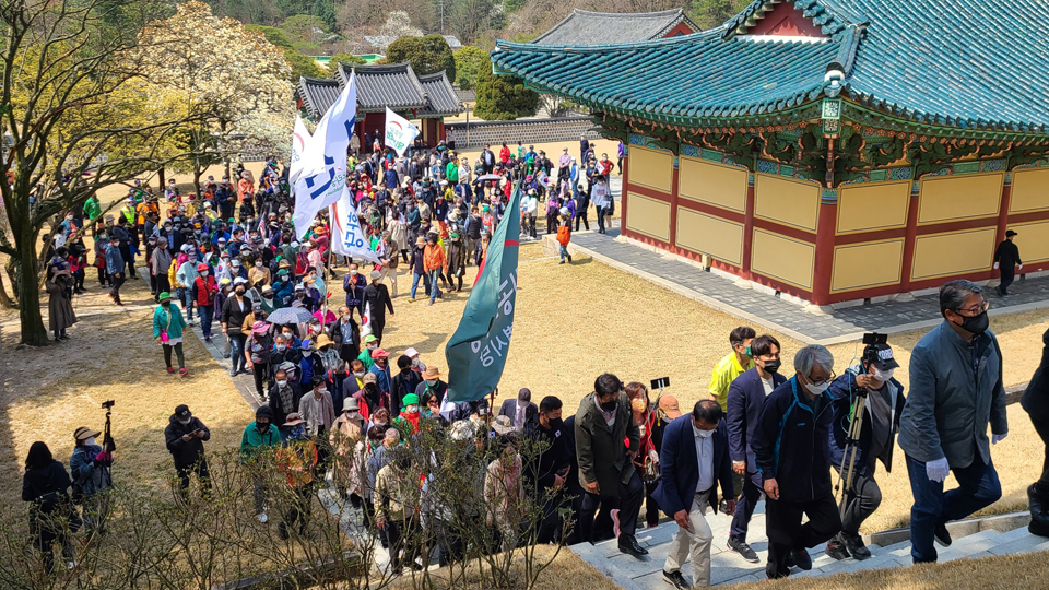 조 대표는 “전문 훈련도 받지 않고 변변한 무기조차 가지지 않은 일반 민초들이 오직 조국을 지킨다는 신념하에 마지막 순간까지 왜군에 맞서 싸우다 단 한명의 생존자도 없이 모두 전사한 칠백 의병의 호국정신은 대선 참패의 우리들에게 큰 가르침과 역사적 교훈을 주고 있다”고 피력했다.