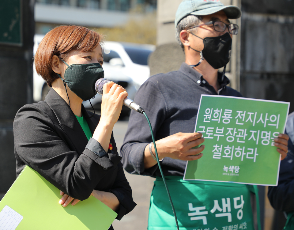부순정 제주녹색당 제주도지사 예비후보는 11일 오전 제주도청앞에서 기자회견을 갖고 “원희룡 전 지사의 지금까지의 행적을 돌아보면 개발업자들의 꿈을 실현시키고 고통을 더는 데 헌신적 역할을 했다고 볼 수 있다”고 말했다.
