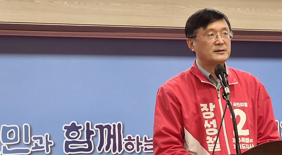 장성철 예비후보는 "국민의힘 후보가 당선되기 위해서는 우리 문성유·장성철·허향진 3명의 경선 후보들이 ‘페어플레이, 결과 승복, 완전한 원팀’ 등 3가지를 약속하고 실천해야 한다"고 힘주어 말했다.