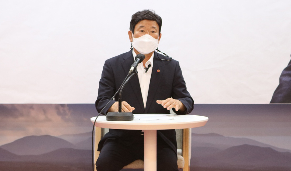김 예비후보는 “저 김광수가 오늘 기자회견을 갖는 이유는 약속을 반드시 지키겠다는 의지의 표현”이라고 전제한 후 “제주교육은 새로운 환경변화에 알맞게 새롭게 변화해야 한다”고 말했다.
