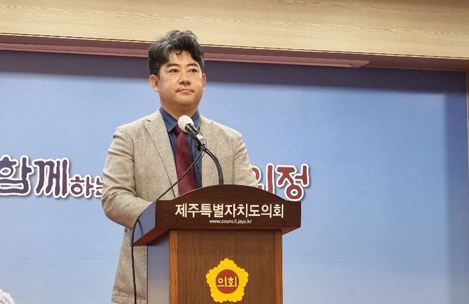 부상일 변호사는 "진심으로 제주도와 도민을 위해 하고 싶은 일이 많았다"며 “젊은 날 제주4·3사건 특별법 초안을 작성했던 저 부상일은 제주4·3사건이 해결되어가는 과정을 보면서 안도의 한숨을 쉴 때도 있었다”고 운을 뗐다.