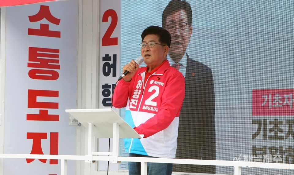 서귀포 오일장에서 유세하는 국민의힘 허향진 제주도지사 후보