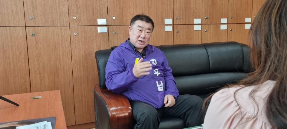 제주자치도 제주시을 국회의원 보궐선거 출마자 김우남 후보와 인터뷰를 진행하고 있다.