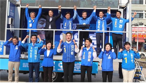 오영훈 더불어민주당 제주도지사 후보와 이낙연 전 대표를 비롯한 6.1지방선거 민주당 후보들이 제주시 동문시장에서 지지를 호소하고 있다.