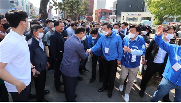 오영훈 더불어민주당 제주도지사 후보와 이낙연 전 대표가 제주시 동문시장에서 지지자 및 시민들과 인사를 나누고 있다.