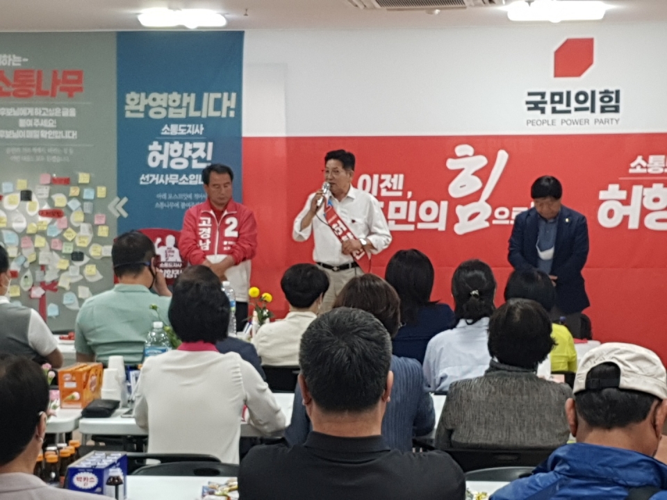 중앙고 동문들은 “가뜩이나 코로나를 겪으며 제주의 관광산업이 너무나 큰 위기에 직면했는데 인천 계양을 국회의원 보궐선거에 출마하는 더불어민주당 이재명 후보의 김포공항을 이전 및 국내선 폐지의 소식을 듣고 관광산업 종사자들이 많은 우리 동문들로서는 엄청난 자괴감에 빠졌다”며 “김포공항 이전만은 반드시 막아야 한다”고 말했다.