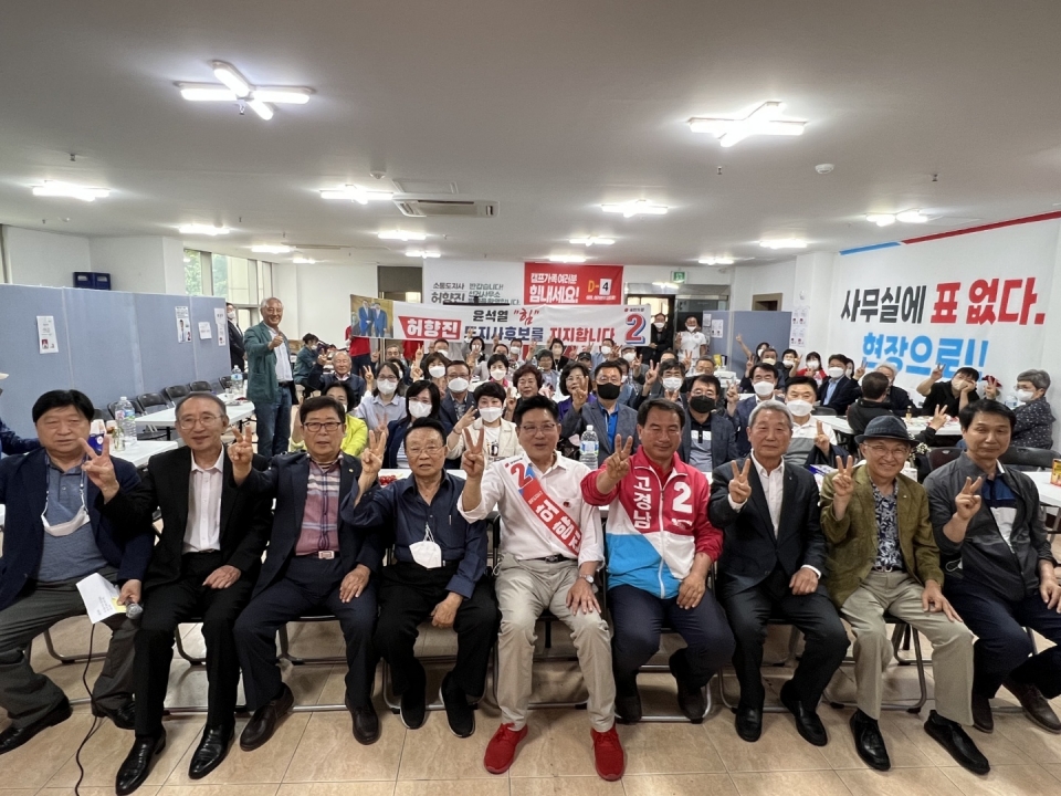 중앙고 동문들은 “가뜩이나 코로나를 겪으며 제주의 관광산업이 너무나 큰 위기에 직면했는데 인천 계양을 국회의원 보궐선거에 출마하는 더불어민주당 이재명 후보의 김포공항을 이전 및 국내선 폐지의 소식을 듣고 관광산업 종사자들이 많은 우리 동문들로서는 엄청난 자괴감에 빠졌다”며 “김포공항 이전만은 반드시 막아야 한다”고 말했다.