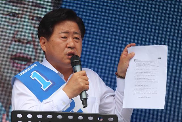 오영훈 후보가 29일 제주시청 앞에서 긴급 현장 기자회견을 갖고 김포공항 이전 문제 등에 대한 입장을 밝히고 있다.