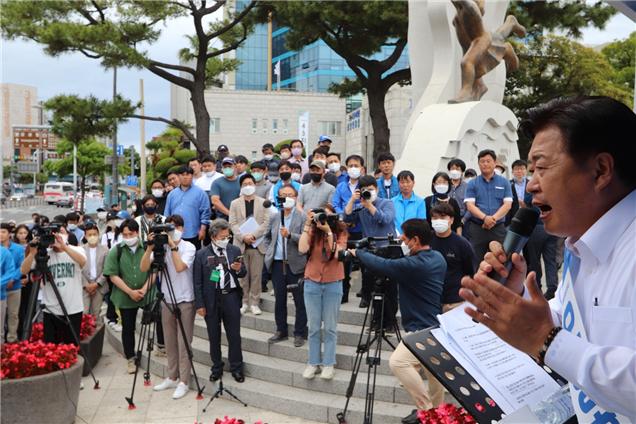 오영훈 후보가 29일 제주시청 앞에서 긴급 현장 기자회견을 갖고 김포공항 이전 문제 등에 대한 입장을 밝히고 있다.