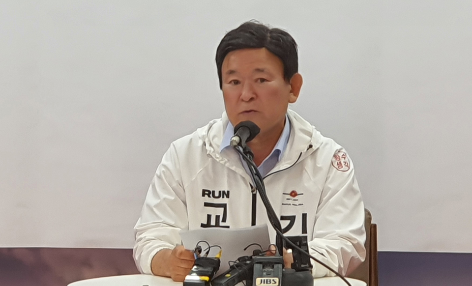 제주특별자치도교육감 선거에 출마한 김광수 후보가 31일 오전 11시 제주도의회 도민카페서 기자회견을 하고 있다.