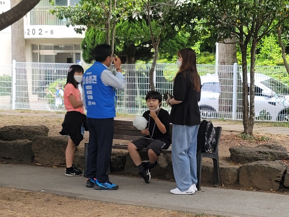 캠프 지지자들과 지역구 청소로 공식 선거활동 마무리하는 송창권 후보