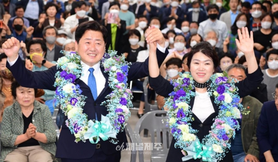 오영훈 제주도지사 당선인과 부인 박선희씨가 제주시 선거사무소에서 꽃목걸이를 걸고 환하게 웃고 있다.