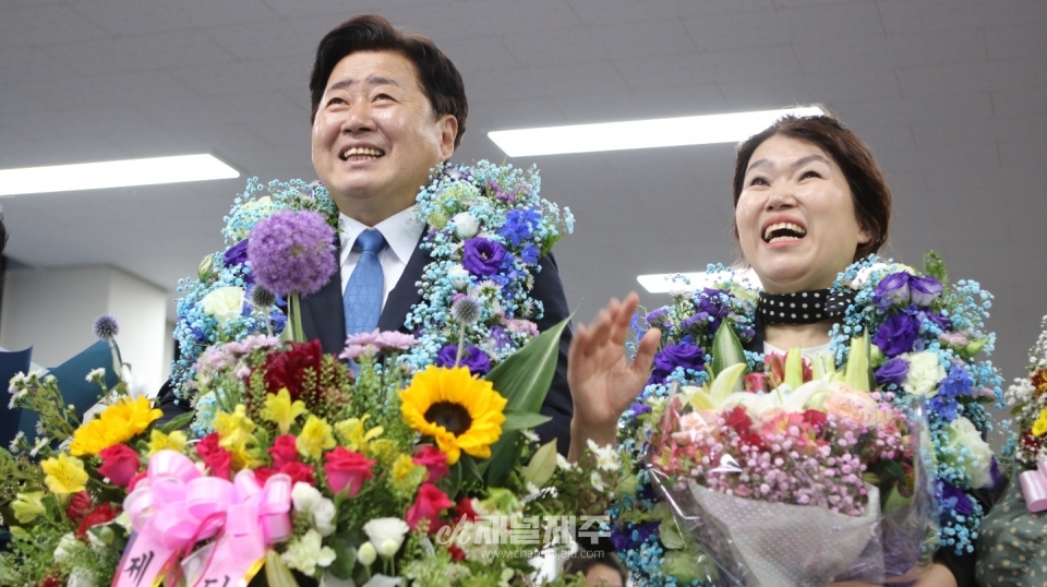 오영훈 제주도지사 당선인과 부인 박선희씨가 제주시 선거사무소에서 꽃목걸이를 걸고 환하게 웃고 있다.