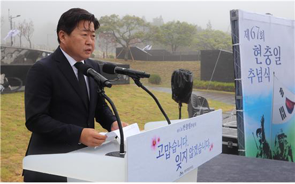 오영훈 제주도지사 당선인이 6일 국립제주호국원에서 열린 제 67회 현충일 추념식에 참석해 보훈가족에 대한 지원 강화와 보훈회관 건립에 만전을 기하겠다는 입장을 밝히고 있다.