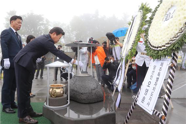 오영훈 제주도지사 당선인이 국립제주호국원에서 열린 제 67회 현충일 추념식에 참석해 호국영령들에게 분향하고 있다.