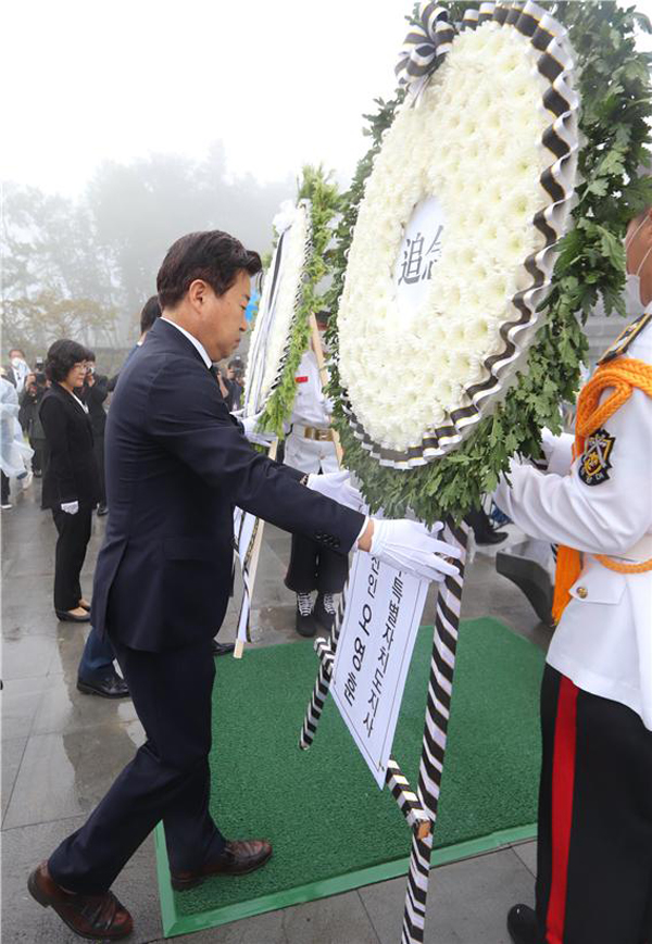 오영훈 제주도지사 당선인이 국립제주호국원에서 열린 제 67회 현충일 추념식에 참석해 호국영령들에게 헌화하고 있다.