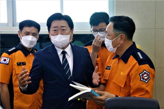 오영훈 제주도지사 당선인이 8일 제주도소방안전본부 119종합상황실을 찾아 소방 관계자들을 격려하며, 도민의 안전과 풍요로운 삶을 위해 맡은바 소임을 다해달라고 당부하고 있다.