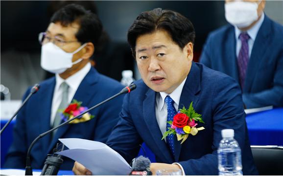오영훈 제39대 제주특별자치도지사 당선인이 9일 제주월컴센터에서 열린 도지사직 인수위원회 제1차 전체회의에서 인사말을 하고 있다.