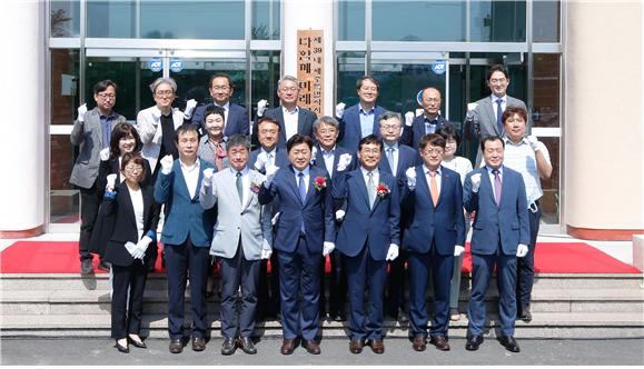제39대 제주특별자치도지사직 인수위원회가 9일 제주도농어업인회관에서 오영훈 도지사 당선인, 송석언 미래준비위원장을 비롯한 준비위원 등이 참석한 가운데 현판 제막식을 갖고 있다.