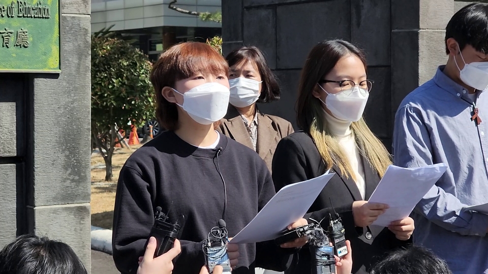 ▲ 제주여자고등학교 졸업생들과 제주학생인권조례TF팀 등 단체 회원들이 기자회견을 통해 교내 인권 침해 내용을 폭로했다. ⓒ채널제주