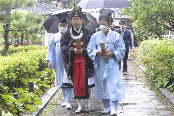 오영훈 제주특별자치도지사 당선인이 13일 삼성혈에서 분향례 봉행을 위해 삼성전으로 이동하고 있다.