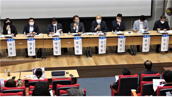 다함께 미래로 준비위원회(위원장 송석언)가 ‘제주형 기초자치단체 도입 어떻게 할 것인가’를 주제로 도민공감 정책 아카데미를 진행하고 있다.