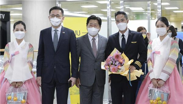 오영훈 제주특별자치도지사 당선인(가운데)이 제주국제공항 국제선 도착장에서 에릭 테오 주한(駐韓) 싱가포르 대사(왼쪽 두 번째)와 스쿠트항공기 TR812편 기장과 기념 촬영을 하고 있다.
