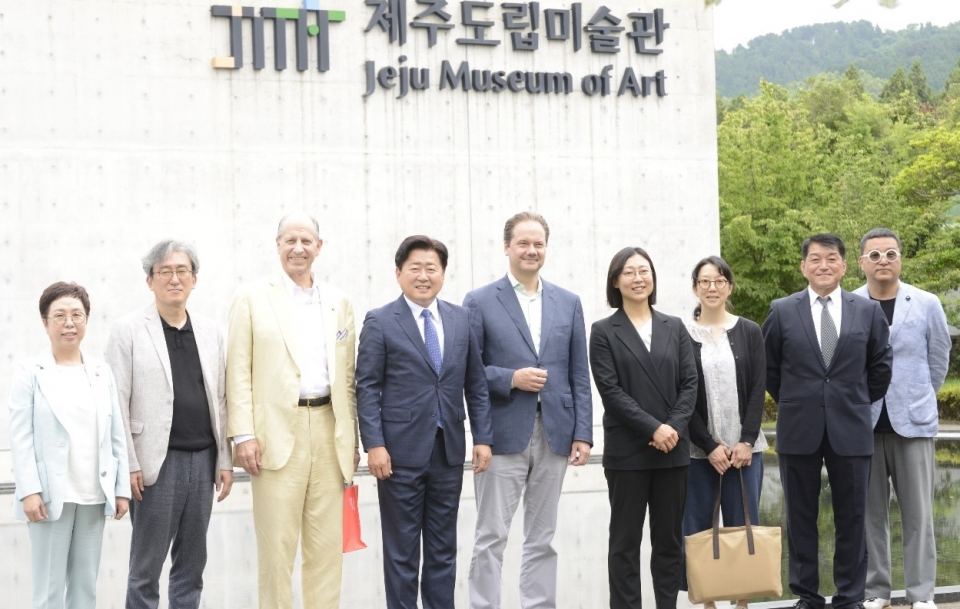 오영훈 제주특별자치도지사 당선인(왼쪽 네 번째)이 제주도립미술관에서 맥스 홀라인 관장(왼쪽 다섯 번째) 등 메트로폴리탄 박물관 관계자들과 기념촬영을 하고 있다.