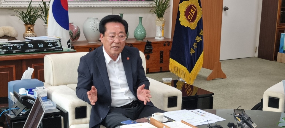 기자회견 하는 좌남수 의장