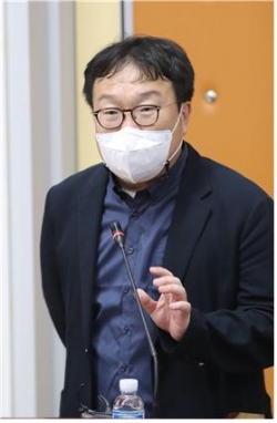 최석현 한국교원대학교 교수의 ‘제주형 청년보장제 도입과 추진방향’을 주제로 한 특강을 진행하고 있다.