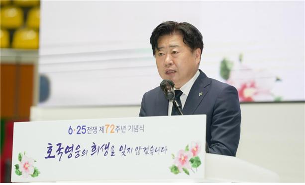 오영훈 제주특별자치도지사 당선인이 25일 한라체육관에서 열린 6.25전쟁 제72주년 기념식에 참석해 기념사를 하고 있다.