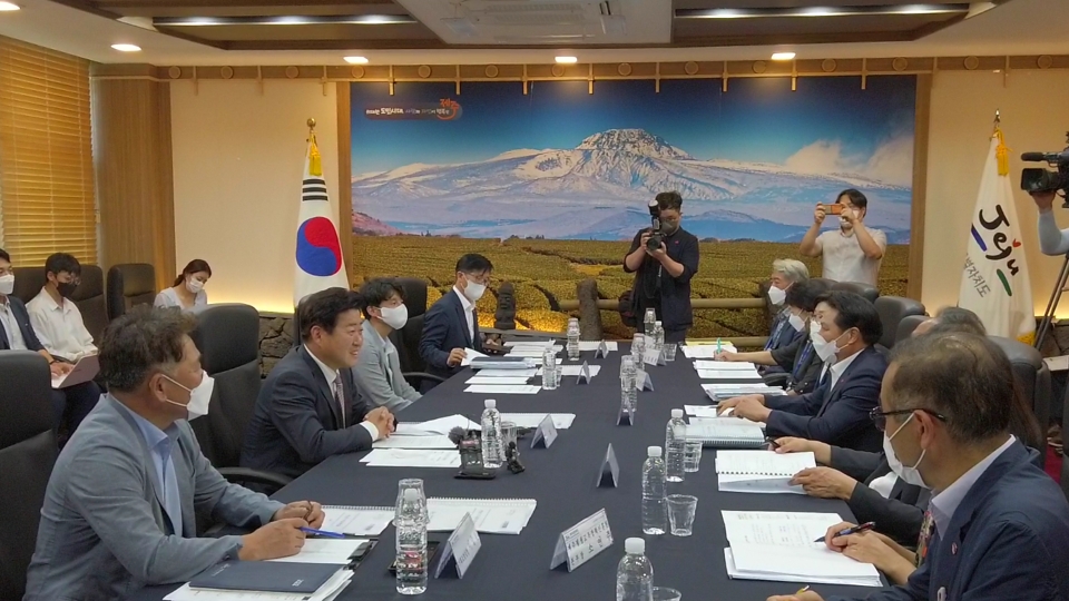 첫 정무 보고를 받는 오영훈 신임 제주도지사
