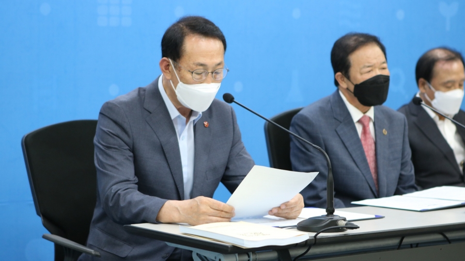 제17대 김광수 제주특별자치도교육감직인수위원회인 ‘행동하는 제주교육인수위원회'(이하 인수위)가 8일 활동 종료에 앞서 7일 10시에 도교육청 기자실을 방문, 기자회견을 진행했다.