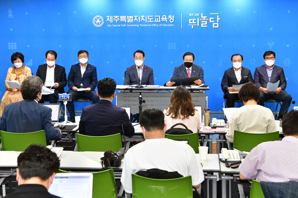김광수 제주교육감직 인수위원회인 '행동하는 제주교육 인수위원회'가 자난 7일 오전 제주교육청 기자실에서 인수위 운영 기간 활동 내용을 발표하고 있다. (사진=제주교육청 제공. 채널제주DB))