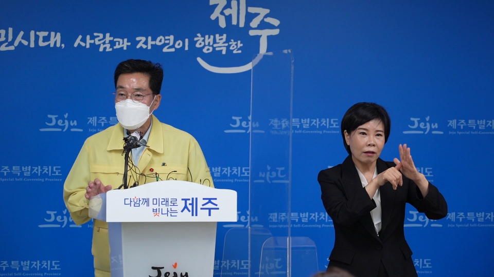 임태봉 제주코로나방역대응추진단장이 질문에 답변하고 있다.