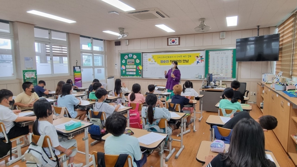 시인이자 아동문학가인 양순진 작가가 대정초등학교에서 '작가와의 만남'의 시간을 가졌다.