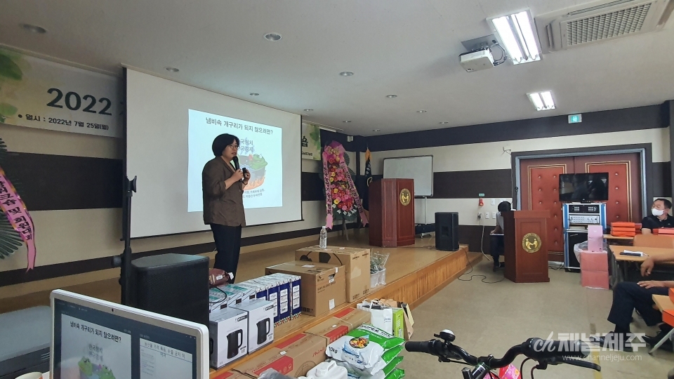 한경례 전 여성농민회장이 'CPTTP와 우리 농업의 대응방안'에 대한 강의를 진행하고 있다.