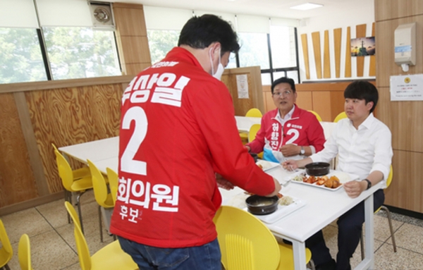 이준석 국민의힘 대표가 제8회 전국동시지방선거를 하루 앞둔 31일 오전 제주대학교 구내식당에서 허향진 제주지사 후보, 부상일 제주시을 국회의원 보궐선거 후보와 식사하고 있다.(채널제주DB)