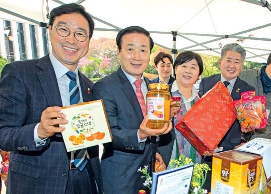 서영교 후보는 “저는 작년 8월 명예제주도민증을 받았다. 제주 현안에 관심이 많다. 국가 차원에서 제주도에 대한 각종 지원이 더욱 확대되도록 최선을 다했다"고 밝혔다.(사진오른쪽에서 두번째)