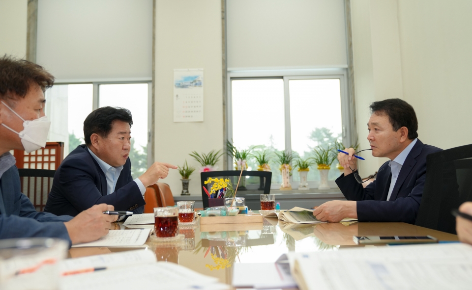 오영훈 제주지사는 김완섭 기획재정부 예산실장과 성일종 국민의힘 정책위의장(사진)을 만나 국비예산 확보를 위한 정부와 국회 차원의 적극적인 협력을 요청했다.