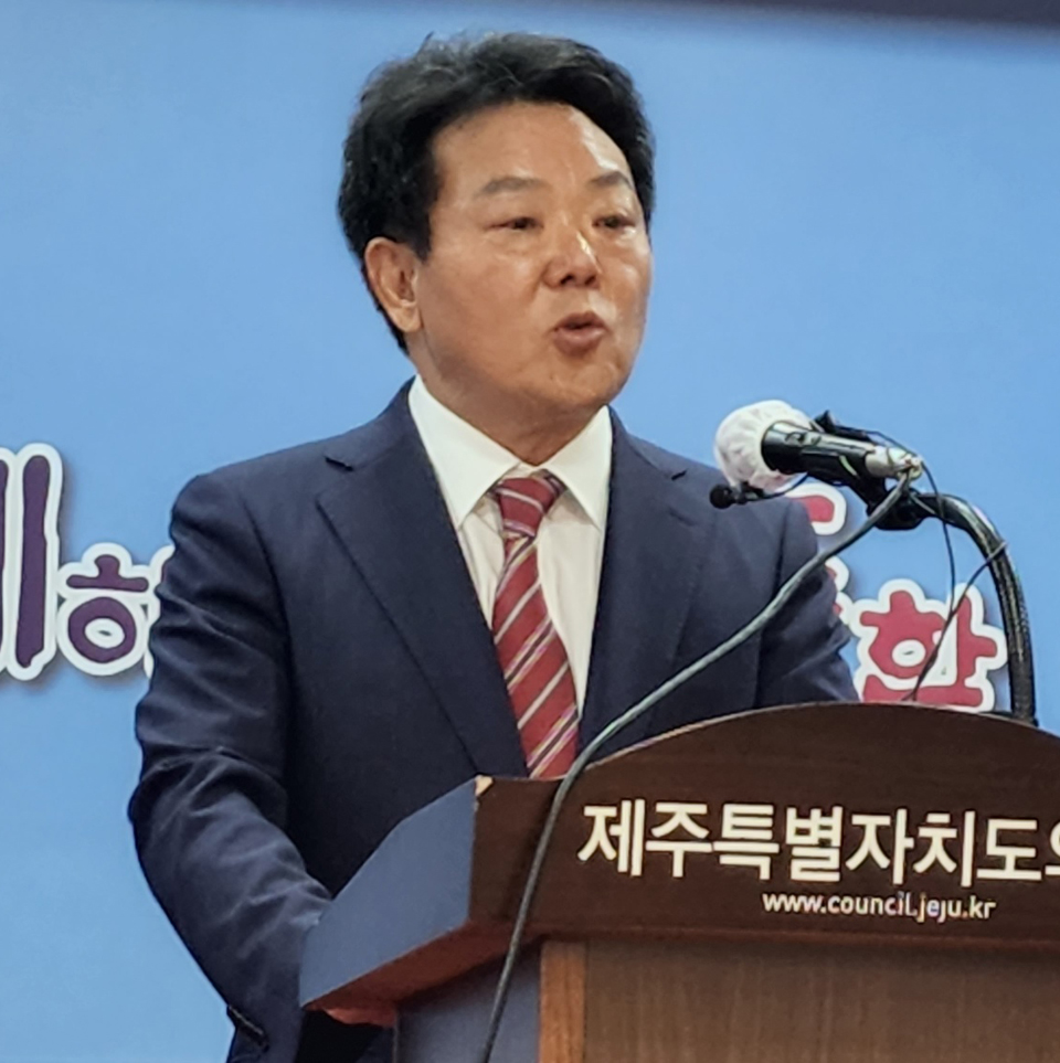 허용진 국민의힘 제주도당위원장은 23일 오후 제주도의회 도민카페에서 기자회견을 갖고 강병삼 제주시장이 제주시 애월읍 광령리 소재 농지 등 2100㎡를 매수 하는 한편, 2019년 제주시 아라동 7000㎡를 경매로 취득하고서 해당 농지에 농사를 짓지 아니한 농지법위반 의혹과 관련하여, 국민의 힘 제주도당은 그동안 강 시장에 대한 지명철회를 지속적으로 요구 하여 왔다고 밝혔다.