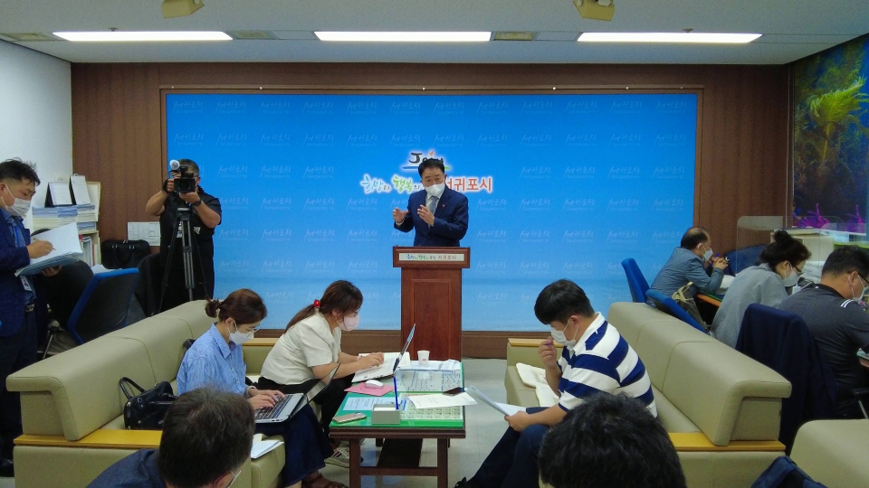 이종우 서귀포 신임 시장이 기자회견을 하고있다.