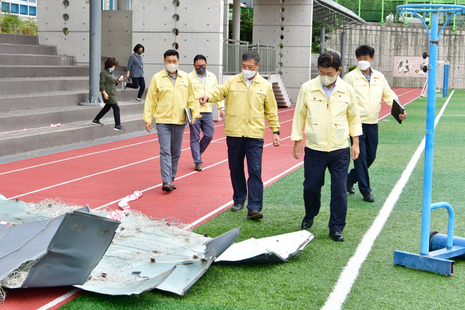 노형중학교 태풍 피해 현장을 찾은 김광수 교육감(사진= 도교육청 제공)