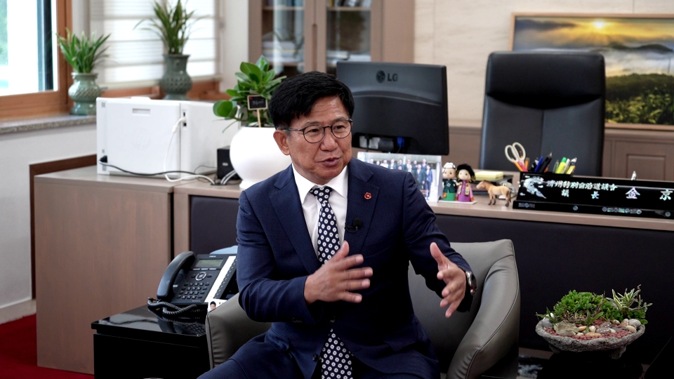 김경학 제주도의회 의장이 협회 질문에 답변하고 있다.