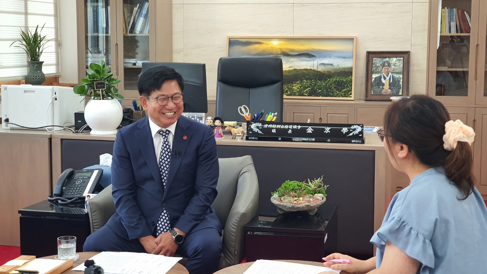 김경학 제주도의회 의장이 제주도인터넷신문방송기자협회와 인터뷰를 하고있다.